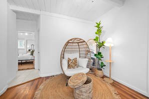 2 bedrooms, iron/ironing board, free WiFi, bed sheets - Modern Eclectic 2BR Near Petco, Balboa Park & Zoo (San Diego)