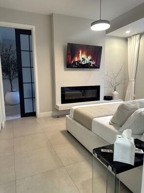 1 chambre, coffre-fort, fer et planche à repasser