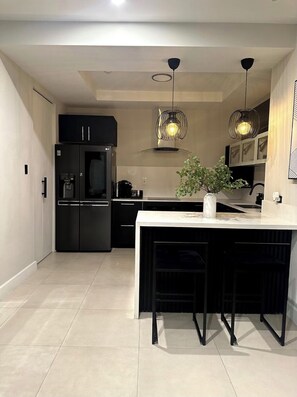 Réfrigérateur, four à micro-ondes, un four, surface de cuisson