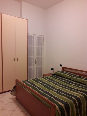 Classic-Apartment, 1 Schlafzimmer, Terrasse, Erdgeschoss | Bügeleisen/Bügelbrett, kostenloses WLAN