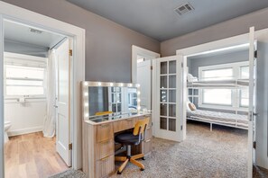 4 makuuhuonetta, työpöytä, silitysrauta/-lauta, ilmainen Wi-Fi