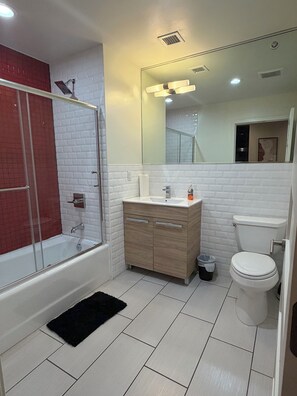 Towels, soap, toilet paper - Bright 2-Bedroom Retreat Near NYC – Easy Commute! (Newark)