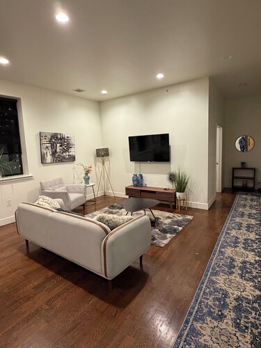 Bright 2-Bedroom Retreat Near NYC – Easy Commute!