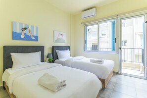 Appartement, 2 slaapkamers, balkon, uitzicht op stad | Verduisterende gordijnen, een strijkplank/strijkijzer, gratis wifi