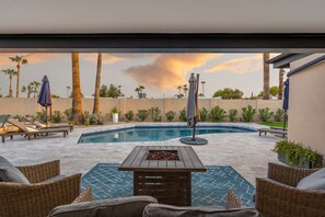 Una piscina al aire libre, una piscina climatizada
