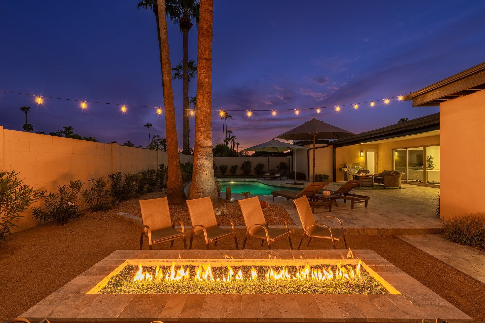 Utomhuspool och uppvärmd pool