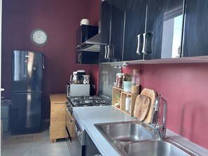 Frigorífico, microondas, horno y placa de cocina