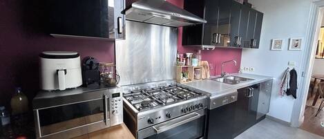 Réfrigérateur, micro-ondes, four, plaque de cuisson