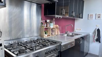 Jääkaappi, mikroaaltouuni, uuni, liesi