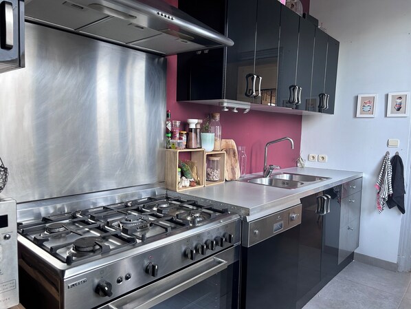 雪櫃、微波爐、焗爐、爐具