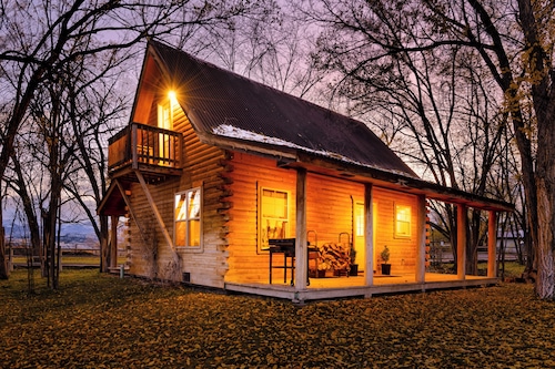 Charming Cabin in Beautiful Park-Like Setting