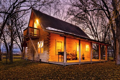 Charming Cabin in Beautiful Park-Like Setting