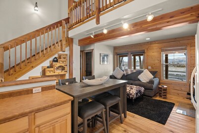 Charming Cabin in Beautiful Park-Like Setting