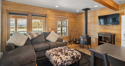 Charming Cabin in Beautiful Park-Like Setting