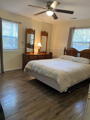 3 bedrooms, desk, iron/ironing board, free WiFi