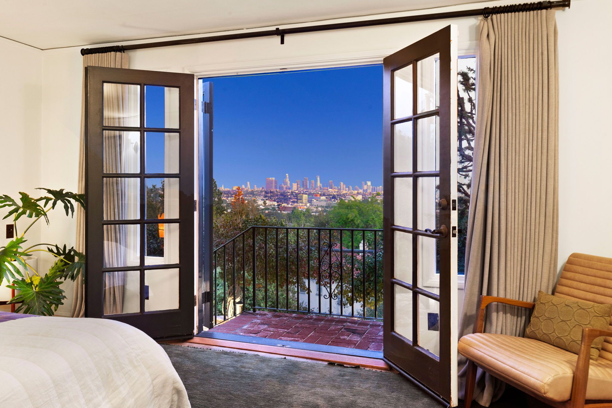 4 bedrooms, desk, iron/ironing board, WiFi