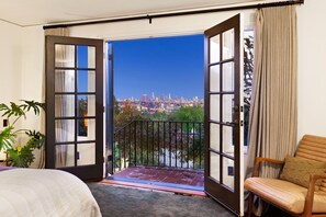 A hotel room with a large sliding glass door leading to a balcony with a city view. - Estate: 4 bedrooms, AC, hot tub, fitness room, views in beautiful Los Angeles (Los Angeles)