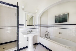 Bruser, hårtørrer, bidet, håndklæder