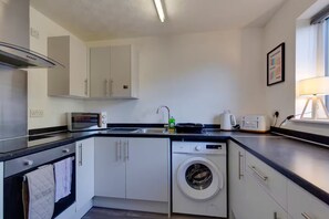 Fridge, microwave, oven, coffee/tea maker - Pass the Keys | Ground Floor Apartment with Free Parking (Cambridge)