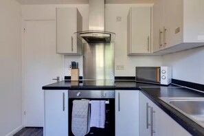 Fridge, microwave, oven, coffee/tea maker - Pass the Keys | Ground Floor Apartment with Free Parking (Cambridge)