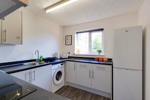 Fridge, microwave, oven, coffee/tea maker - Pass the Keys | Ground Floor Apartment with Free Parking (Cambridge)