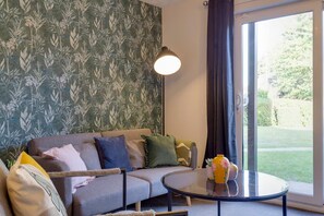 TV - Pass the Keys | Ground Floor Apartment with Free Parking (Cambridge)