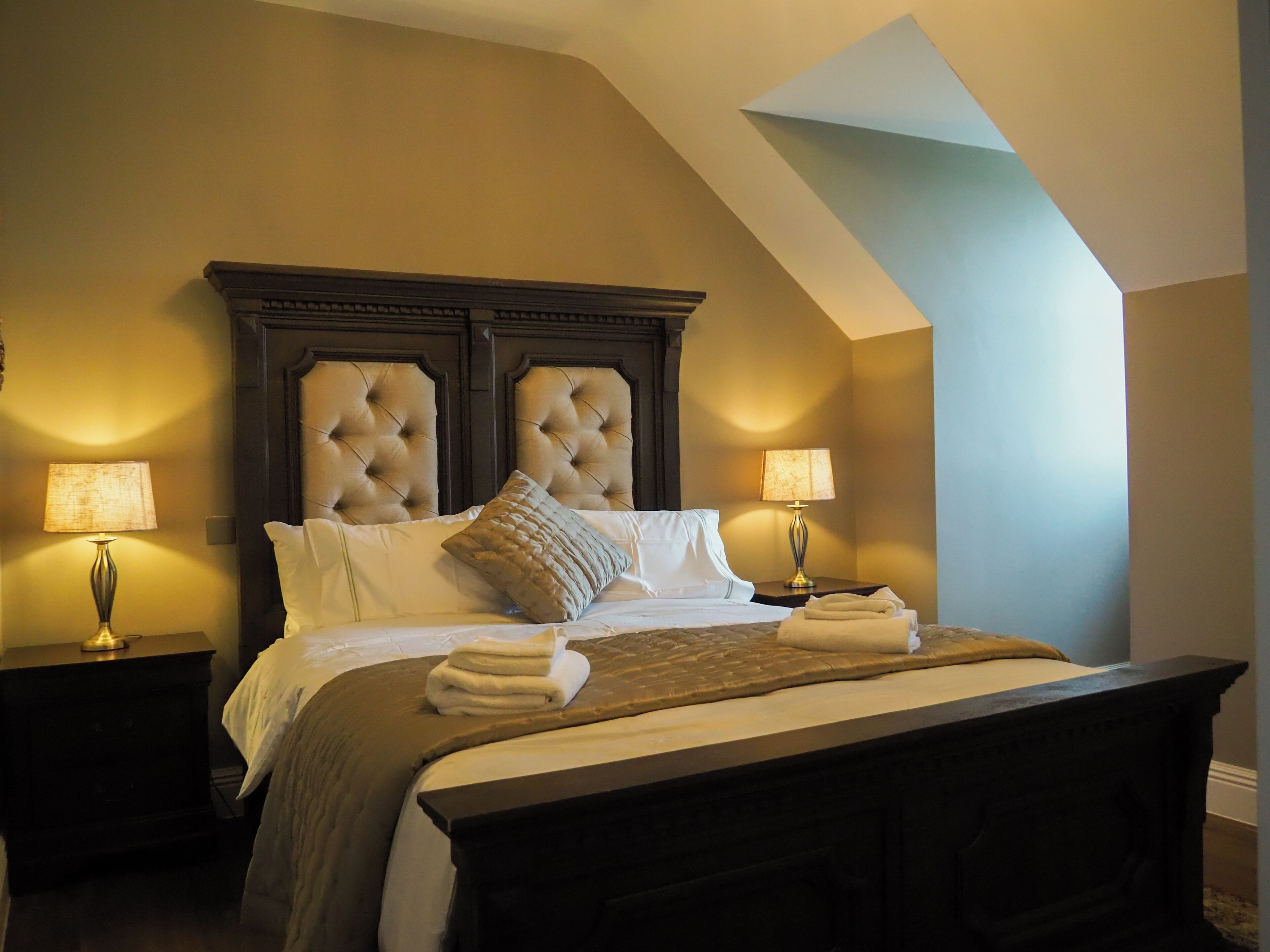 12 عدّة غرف نوم ومكواة/لوح كي وخدمة الإنترنت وملاءات أسرّة