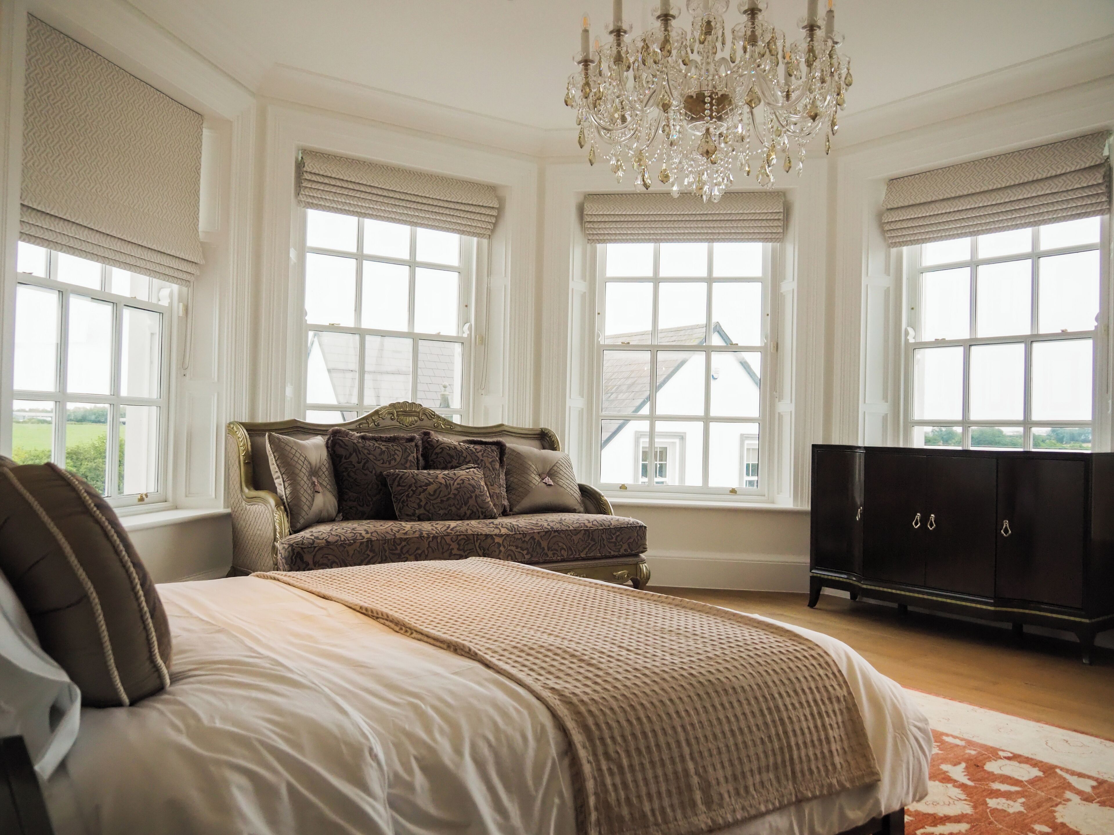 12 dormitoris, planxa i posts de planxar, Internet i roba de llit 