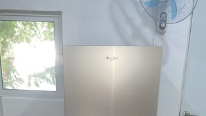 Et rustfrit stål køleskab med fryserum, dørhåndtag og kontrolpanel.