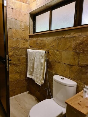 Casa de campo familiar, vista al jardín | Baño | Regadera, amenidades de baño gratuitas, pantuflas, toallas 