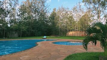 Kolam renang outdoor