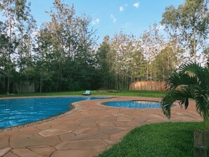 Una piscina al aire libre