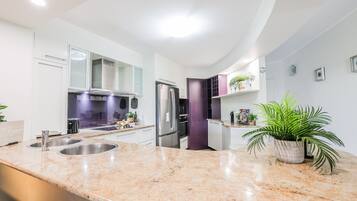 Geladeira, micro-ondas, fogão, cooktop