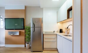 Basic Apartment | Private kitchen | Cookware/dishes/utensils - Fully Equipped Accommodations in a Building With Pool and gym in Downtown Florianopolis - Lins (Florianópolis)