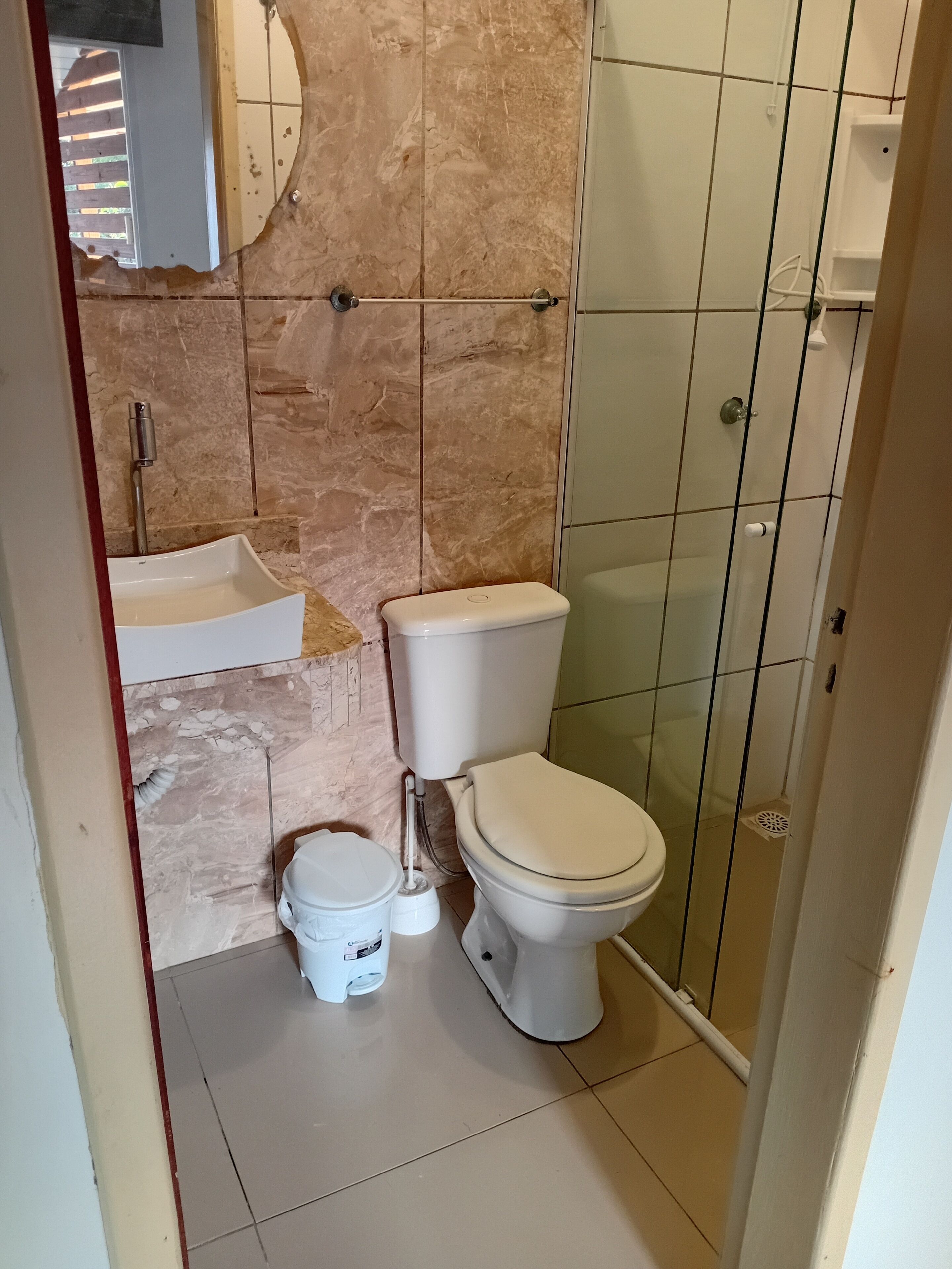 Chambre Double, vue cour intérieure | Salle de bain | Serviettes fournies, savon, papier toilette