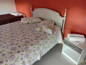 Basic-dobbeltværelse - udsigt til gårdsplads | Skrivebord, arbejdsområde til bærbare computere, gratis Wi-Fi