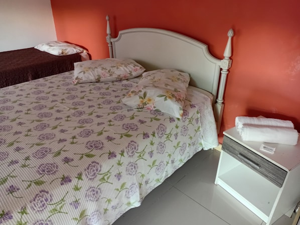 Escritorio, espacio para trabajar con laptop y wifi gratis