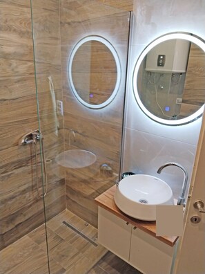 Dusche, Haartrockner, Handtücher, Seife