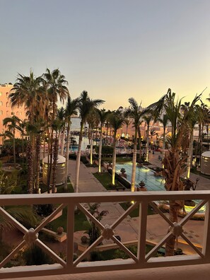 المنطقة المحيطة بالمنشأة