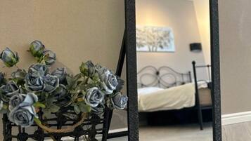 Iron/ironing board, WiFi, bed sheets