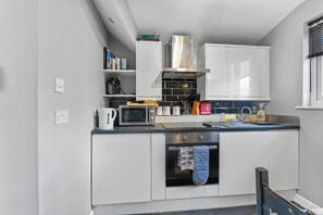 Jääkaappi, mikroaaltouuni, leivänpaahdin, ruokailupöytä