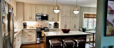 Frigorífico, microondas, horno y placa de cocina