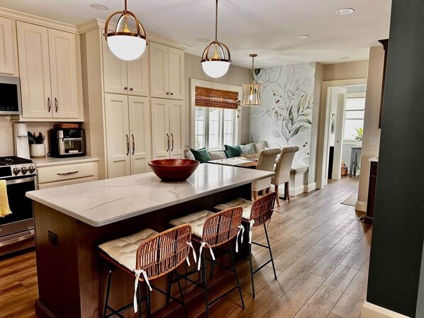 Jääkaappi, mikroaaltouuni, uuni, liesi