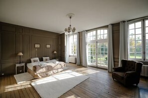 8 bedrooms, iron/ironing board, WiFi, bed sheets