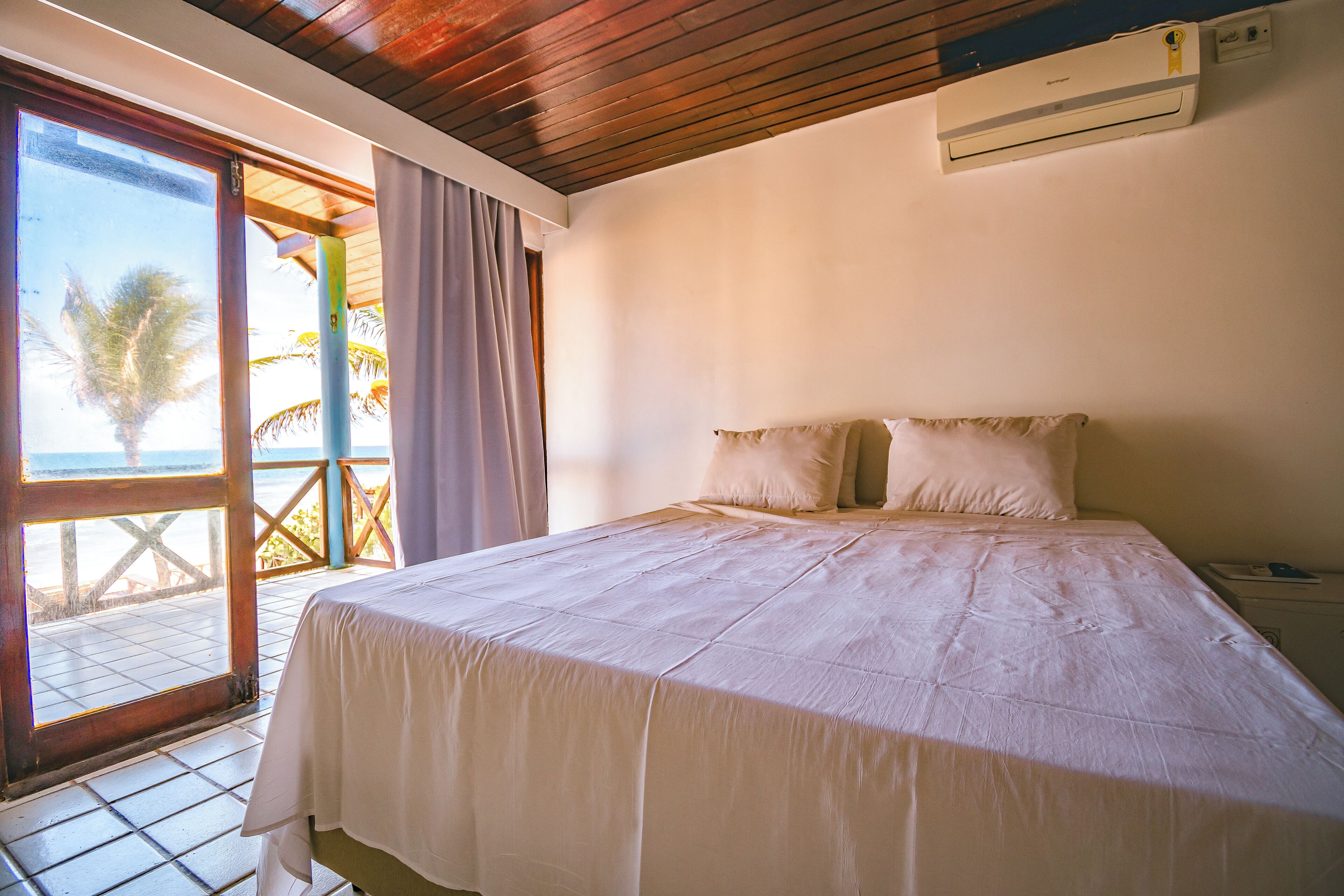 Family Suite | Bathroom | Free toiletries, towels, soap, shampoo