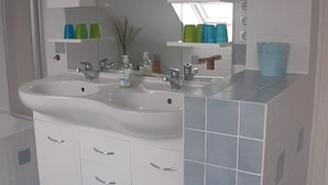 A bathroom with a double sink, white cabinets, a mirror, and a tiled floor. - 3-bedroom apartment for 6-8 persons near Munich, Augsburg (Merching)