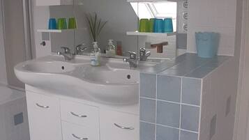 Assecador de cabells, tovalloles, sabó i paper higiènic