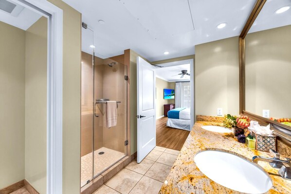 Regadera, secadora de cabello, toallas 