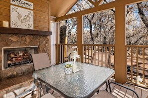 Outdoor dining - Cozy Creekside Cabin #95 Near Montezuma`s Castle! (Camp Verde)