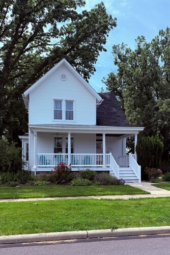 Charming 4-BR Walk to Beach, Lighthouse, Main Street & Jet Express - sleeps 10